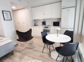 Lovely new studio for 3 - close to airport, free parking，位于万塔的公寓