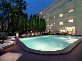 阿索托丽亚套房酒店，位于里米尼滨海中心的酒店