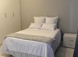 Vaal Self Catering close to Vaal Mall and Aquadome，位于范德拜尔帕克的酒店