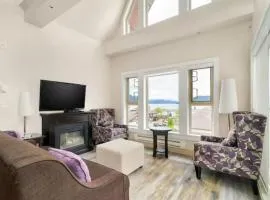 Scenic 3BR Penthouse Suite w/ Rooftop Lake View