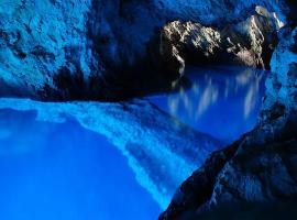 Blue & Green Cave Vis Island and Pakleni Islands Private Day Trip from Hvar，位于赫瓦尔的船屋