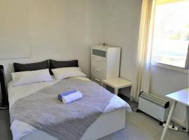 Private Room in a Shared House-Close to City & ANU-4，位于堪培拉的酒店