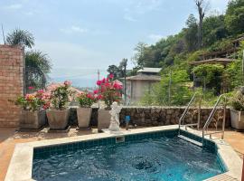 Stunning sunset villa sea view karon，位于卡伦海滩的酒店