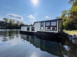 Hausboot Charlottenburg，位于措伊滕的船屋