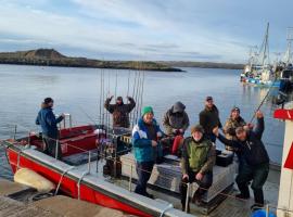 Burtonport fishing trips，位于邓格洛的船屋