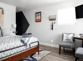 Anderson Cottage at Wrenwood Ranch, King Bed, Walking Distance to the Winery
