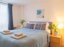 Stay in our Stylish Flat! & Parking & secure building & sleeps up to 4