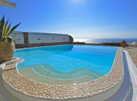 Luxurious waterfront villa Christina in the area of Melissaki with a swimming pool, sea and sunset view，位于伊利达的酒店