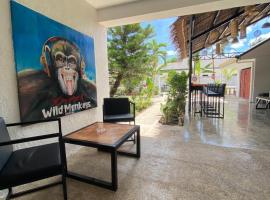 Wild Monkeys Hostel，位于莫阿尔博阿的酒店