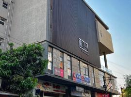 The Living Hub Business Hotel, Kolhapur，位于戈尔哈布尔科尔哈浦机场 - KLH附近的酒店