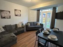 A Very Spacious House-4BR-Sleeps 8