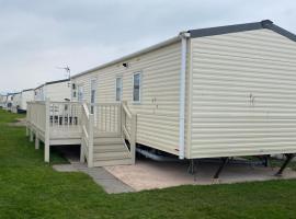 2 Bed Caravan For Hire at Golden Sands in Rhyl，位于拉尔的度假园