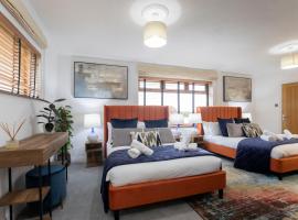 Magnificent 3-Bedroom Home with Swim Spa，位于切尔滕纳姆的带按摩浴缸的酒店