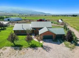 Splendor Valley Farms Huge Log Cabin with King Bed Bunk Beds and Game Room