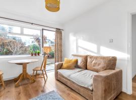 Sunny 2BD London Maisonette with Garden for 3，位于伦敦的乡村别墅