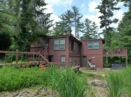 Hocking Hills Cottage with beautiful pond