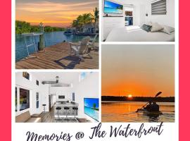 Tiny Home on Waterfront, Bay Views, Deck, Pool，位于Jewfish的酒店