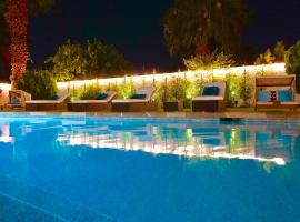 Luxury home near Palm Springs, large backyard and pool，位于大教堂城的酒店