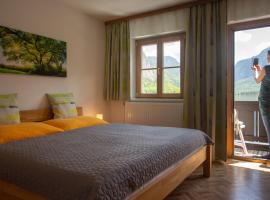 Apartment 148 with panoramic view of Lake Hallstatt，位于哈尔施塔特的酒店