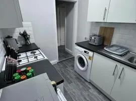 Salisbury - New 3br home, wifi, parking, sleeps 6, near Liverpool city centre