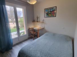 Studio T1 paisible dans villa avec bassin naturel，位于Saint-Pierre-de-Lages的度假短租房