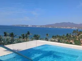 Amazing 2 bedroom condo in Golden Zone steps away from the ocean