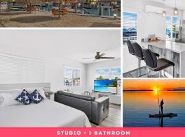 Waterfront Studio 2, Couples Oasis, Kayaks, Pool，位于Jewfish的酒店