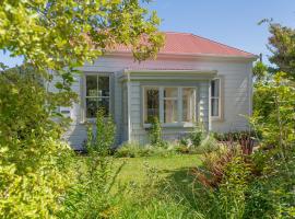 Crabapple Cottage - Coromandel Town Holiday Home，位于科罗曼德镇的度假屋