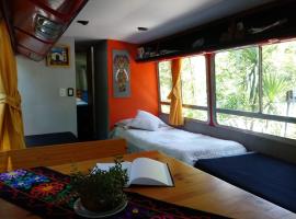 Cabaña Bus LUYHANE，位于亚拉的酒店