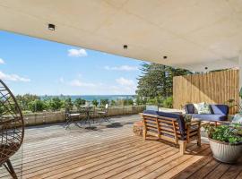 Ocean Views, Deck and Parking at Beach Apartment，位于Collaroy的酒店