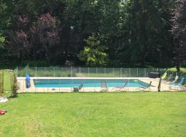 Gîte familial avec piscine chauffée et jardin privatif près des châteaux de la Loire - FR-1-381-393，位于吕讷的酒店