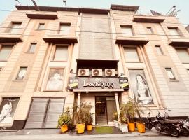 Qotel Signature Lavish Rajouri Garden New Delhi，位于新德里的酒店
