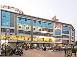 Hotel Om Balaji，位于艾哈迈达巴德萨达尔·瓦拉巴伊·帕特尔国际机场 - AMD附近的酒店
