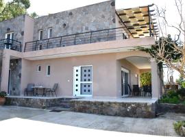 Sanctuary Villa in Vagia, Aegina，位于阿吉亚玛丽娜的度假屋