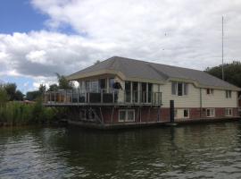 Water Villa, Houseboot at the Lake, Great Views, 70 km to Amsterdam，位于比丁赫伊曾的酒店