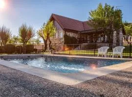 Una casita en el campo dentro de la ciudad