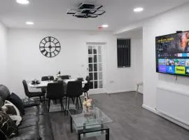 EtihCity - 3 Bedroom Semi with Sky n Netflix near Etihad Football Stadium, Tourist attractions, Manchester City Centre Transport Links and Opposite to McDonald's