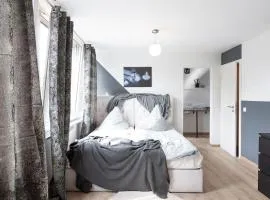 - Cozy apartment in the heart of Duisburg with New York Design & Betten & Sofa - 5 Mins Central Station Hbf - Big TV & WiFi -·