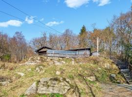 Amazing Home In Lyngdal With Kitchen，位于灵达尔的乡村别墅