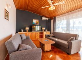 Awesome Apartment In Nemira With House Sea View，位于泰斯的公寓