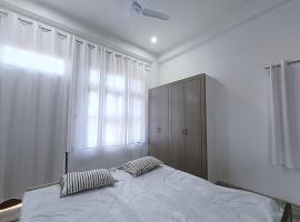 Full AC 2BHK with Kitchen 20 minutes from Temple，位于瓦拉纳西的酒店