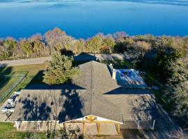 Walk to Lake Whitney Fire Pit BBQ Grill King Bed，位于Whitney的酒店
