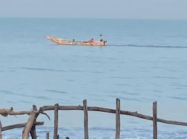 Chambre en bord de mer …(pied dans l’eau)，位于Ngalou Sessène的旅馆