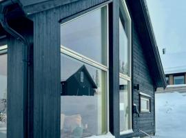 Cozy cabin on Sjusjølia by the trail network sauna，位于Ringsaker的酒店