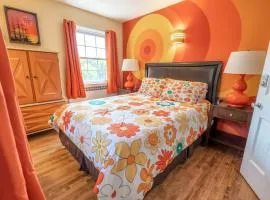 Cardinal Inn Retro Room