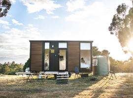 Pine Edge Heights by Tiny Away，位于Ellendale的酒店