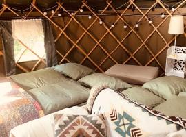 Yurt Between Lilac and Fuchsia，位于Mountshannon的豪华帐篷