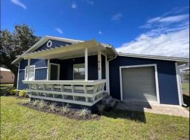 3-Bed Bungalow walk to Historic Downtown Sanford，位于桑福德的别墅