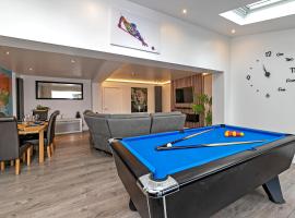 Contractors Dream~POOL TABLE~Close to Luton Airport~Three Double Bedrooms，位于卢顿的酒店