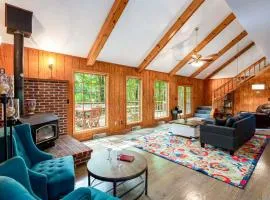 Huge Cabin w Hot Tub, Deck, Pool, Fire Pit, WiFi!